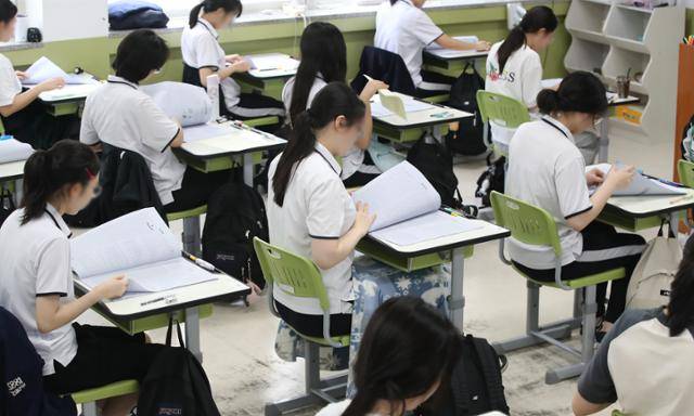 2025학년도 7월 고3 전국연합학력평가가 치러진 10일 대구 수성구 대구여고에서 고3 학생들이 시험 준비를 하고 있다. 연합뉴스