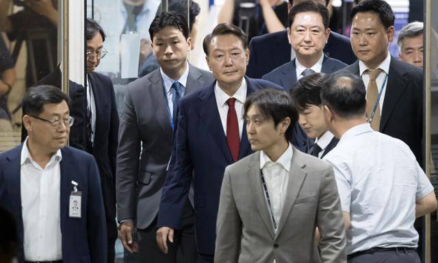 윤석열(가운데) 전 대통령이 9일 서울 서초구 서울중앙지법에서 열린 직권남용 등 혐의 구속 전 피의자심문(영장실질심사)을 마친 뒤 대기 장소인 서울구치소로 이동하기 위해 법원 청사를 나서고 있다. 뉴시스