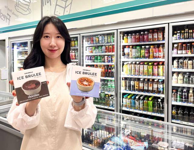 GS25 모델이 아이스브륄레 제품 시리즈를 들고 포즈를 취하고 있다. GS리테일 제공