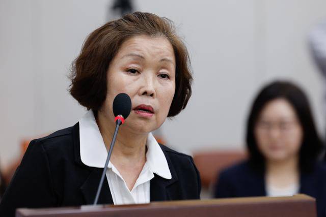 손효숙 리박스쿨 대표가 10일 서울 여의도 국회 교육위원회에서 열린 리박스쿨 청문회에 출석해 의원 질의에 답하고 있다. 뉴스1