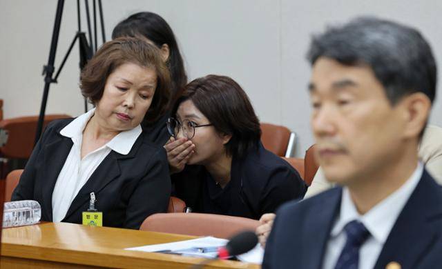손효숙 리박스쿨 대표가 10일 국회에서 열린 교육위원회의 리박스쿨 청문회에서 변호인 김효숙 변호사와 귀엣말을 나누고 있다. 고영권 기자