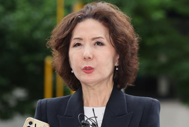 이진숙 교육부 장관 후보자가 지난달 30일 오전 서울 여의도 한국교육시설안전원에 마련된 인사청문회 사무실로 출근하며 취재진의 질의에 답변하고 있다. 뉴스1