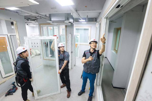 경기 평택시에 위치한 'LX Z:IN 인테리어 아카데미'에서 진행되고 있는 창호 시공 실습 강의. LX하우시스 제공