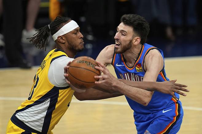 <yonhap photo-2689=""> Indiana Pacers center Myles Turner, left, fouls Oklahoma City Thunder forward Chet Holmgren during the first half of Game 3 of the NBA Finals basketball series, Wednesday, June 11, 2025, in Indianapolis. (AP Photo/Abbie Parr)/2025-06-12 10:11:53/ <저작권자 ⓒ 1980-2025 ㈜연합뉴스. 무단 전재 재배포 금지, AI 학습 및 활용 금지></yonhap>
