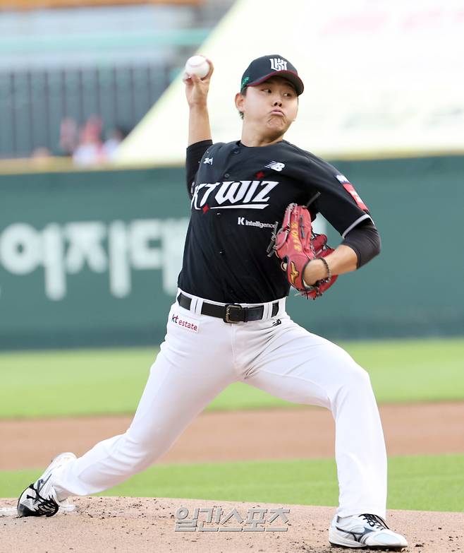 9일 오후 인천 SSG랜더스필드에서 열린 2025 프로야구 KT 와 SSG경기. KT 선발 소형준이 역투하고 있다. 인천=정시종 기자 capa@edaily.co.kr /2025.07.09.