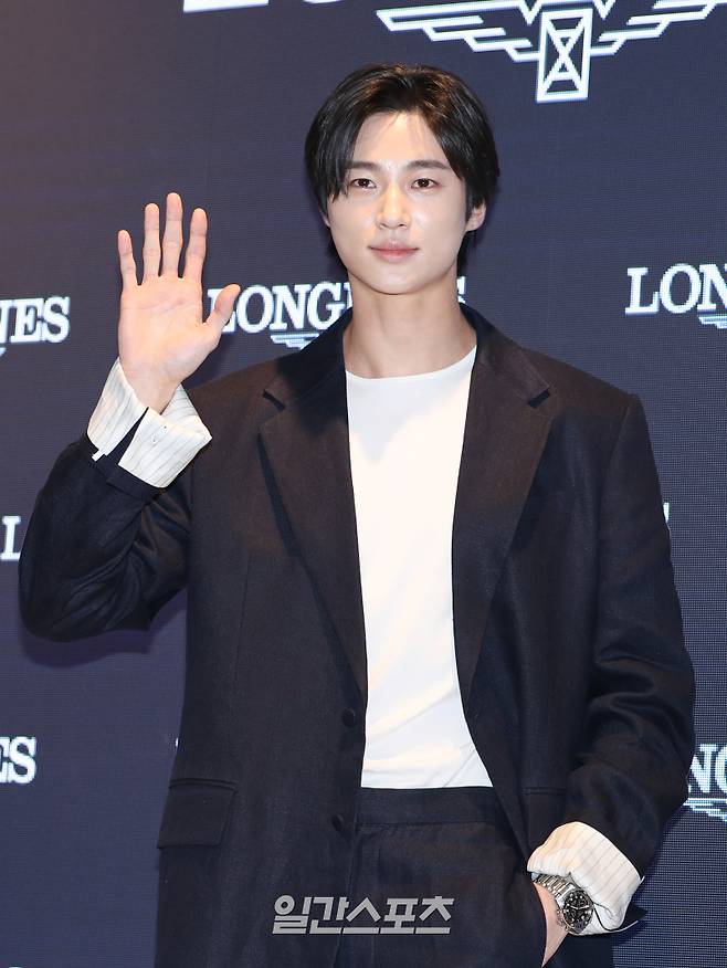 배우 변우석이 10일 오후 서울 성동구 코사이어티에서 열린 스위스 워치 브랜드 ‘론진’ 2023 노벨티 신제품 기념 포토콜에서 포즈를 취하고 있다. 서병수 기자 qudtn@edaily.co.kr /2023.05.10/