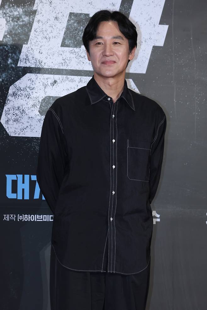 배우 엄태웅이 15일 오후 서울 강남구 메가박스 코엑스점에서 열린 영화 '야당' 쇼케이스 및 VIP시사회에 참석해 포즈를 취하고 있다. '야당’은 대한민국 마약판을 설계하는 브로커 ‘야당’, 더 높은 곳에 오르려는 ‘검사’, 마약 범죄 소탕에 모든 것을 건 ‘형사’가 서로 다른 목적을 가지고 엮이며 펼쳐지는 범죄 액션 영화. 오는 16일 개봉. 서병수 기자 qudtn@edaily.co.kr /2025.04.15/