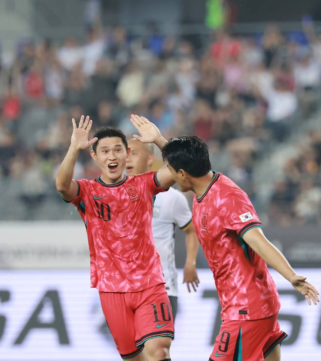 <yonhap photo-4284=""> 기뻐하는 주민규와 이동경 (용인=연합뉴스) 신현우 기자 = 7일 경기도 용인미르스타디움에서 열린 2025년 동아시아축구연맹(EAFF) E-1 챔피언십(동아시안컵) 남자부 한국과 중국의 경기. 전반전 팀 두번째 골을 넣은 주민규가 이동경과 기뻐하고 있다. 2025.7.7 nowwego@yna.co.kr/2025-07-07 20:44:41/ <저작권자 ⓒ 1980-2025 ㈜연합뉴스. 무단 전재 재배포 금지, AI 학습 및 활용 금지></yonhap>