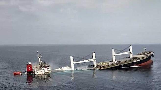 예멘 반군 후티 공격받고 침몰하는 이터니티C 벌크선