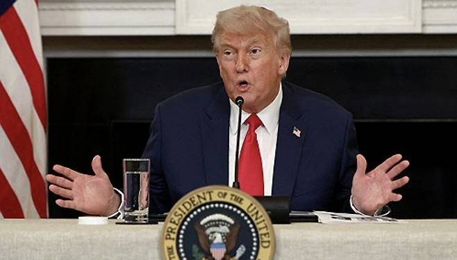 도널드 트럼프 미국 대통령이 워싱턴 백악관의 국빈식당(State Dining Room)에서 열린 '인베스트 아메리카(Invest America) 라운드테이블'에서 발언하고 있다. 2025.06.09 [사진=REUTERS/연합뉴스 제공]