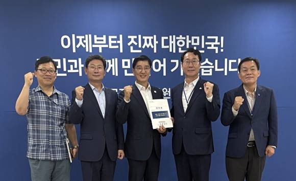 이상일 용인특례시장(왼쪽 두번째)은 지난 9일 국정기획위원회를 방문해 '특례시 지원에 관한 특별법' 제정 촉구 건의문을 전달했다. [사진=용인특례시]