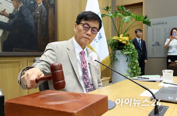 이창용 한국은행 총재가 10일 오전 서울 중구 한국은행에서 열린 금융통화위원회 본회의에서 의사봉을 두드리고 있다. [사진=사진공동취재단]