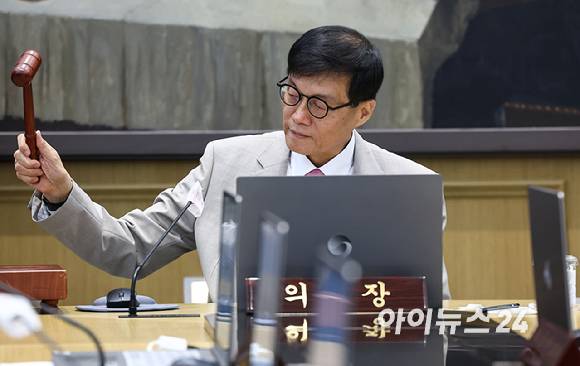 이창용 한국은행 총재가 10일 서울 중구 한국은행 본관에서 열린 금융통화위원회에서 의사봉을 두드리며 개회 선언을 하고 있다. [사진=사진공동취재단]
