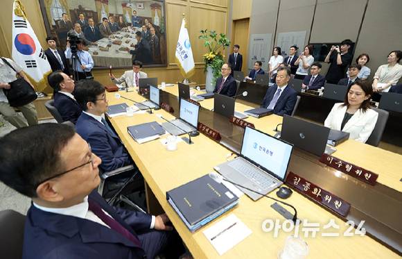 이창용 한국은행 총재가 10일 오전 서울 중구 한국은행에서 열린 금융통화위원회 본회의를 주재하고 있다. [사진=사진공동취재단]