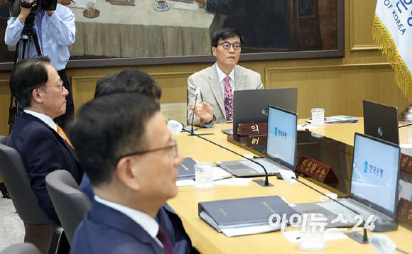이창용 한국은행 총재가 10일 오전 서울 중구 한국은행에서 열린 금융통화위원회 본회의를 주재하고 있다. [사진=사진공동취재단]
