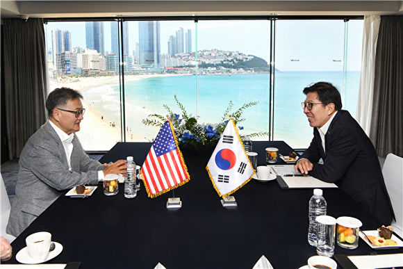 박형준 부산광역시장(오른쪽)이 지난 9일 조셉 윤(Joseph Y. Yun) 주한미국대사관 대사대리를 만나 부산과 미국 간의 상호 발전 방안에 대해 논의하고 있다. [사진=부산광역시]