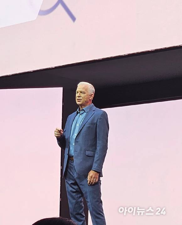 삼성전자가 최근 인수한 젤스의 마이클 맥쉐리 최고경영자(CEO)가 9일(현지시간) 미국 뉴욕에서 열린 갤럭시 언팩 무대에 올라 커넥티드 케어에 대해 소개하고 있다. [사진=박지은 기자]