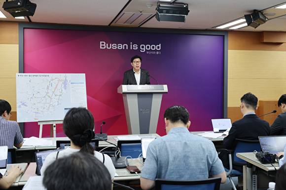 박형준 부산시장이 '부산~양산~울산 광역철도 건설 사업'에 대한 예비타당성조사 통과와 관련된 언론 브리핑을 하고 있다. [사진=부산시]
