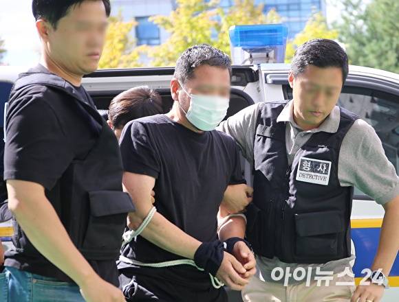 청주시 상당구 남주동의 한 4층짜리 여관 1층 출입구에 있던 단열재에 불을 질러 투숙객 3명을 숨지게 한 혐의를 받는 40대 A씨가 23일 청주지방법원에서 열린 구속 전 피의자 심문(영장실질심사)에 출석하고 있다. 2024. 09. 23.  [사진=아이뉴스24 DB]