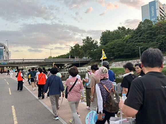 지역 주민들과 함께하는 ‘달빛걷기행사’가 열리고 있다 [사진=북구청]