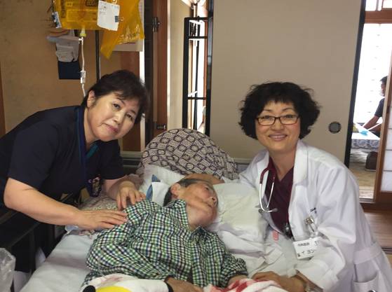 이영이 강릉아산병원 입원전담 전문의가 2020년 일본 돗토리현 히노병원에 근무할 때 환자 집을 방문해 재택진료하고 있다. 이 교수는 일본에서 2년여 진료했다. [사진 이영이]