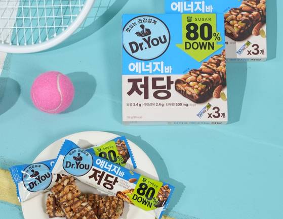 오리온이 당 함량을 대폭 낮춘 ‘닥터유 에너지바 저당’을 출시했다. 사진 오리온