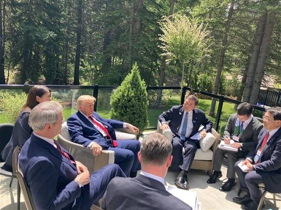 이시바 시게루 일본 총리가 16일(현지시간) 주요 7개국(G7) 정상회의가 열린 캐나다 카나나키스에서 도널드 트럼프 미국 대통령과 회담을 나누고 있다. 출처 이시바 총리 X