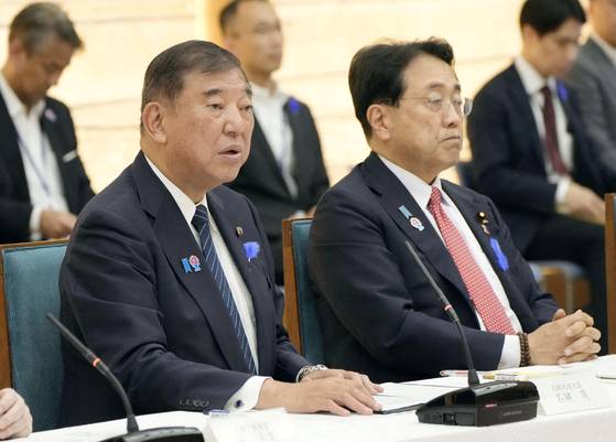 지난 8일 이시바 시게루 일본 총리가 총리 관저에서 아카자와 료세이 경제재생담당상(오른쪽)과 함께 대책회의를 열고 있다. 교도·로이터=연합뉴스