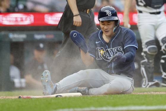 6회 팀 동료 테일러 윌슨의 짧은 좌전 안타 때 슬라이딩으로 홈을 파고드는 김하성. 로이터=연합뉴스