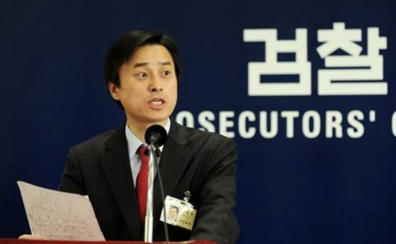 대검 대변인 시절의 조은석 특검이 기자들의 질문에 답하고 있다. 중앙포토