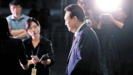 내란 특검팀에 출석한 윤석열 전 대통령이 6월 29일 새벽 조사를 마친 뒤 귀가하고 있다. 한때 특수부 선배 검사였고, 한때 소원한 사이였던 조은석 특검은 창밖으로 그의 출석 및 귀가 장면을 보고 어떤 생각을 했을까. 뉴스1