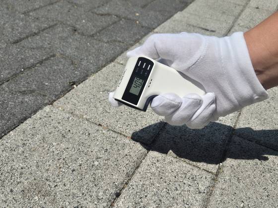 9일 오전 10시20분쯤 서울 강남구 청담동 경기고 사거리 인근, 서울 강남경찰서 한주현 경사(35)가 교통 단속을 하던 보도블록 위 온도가 40.9도를 기록했다. 오소영 기자