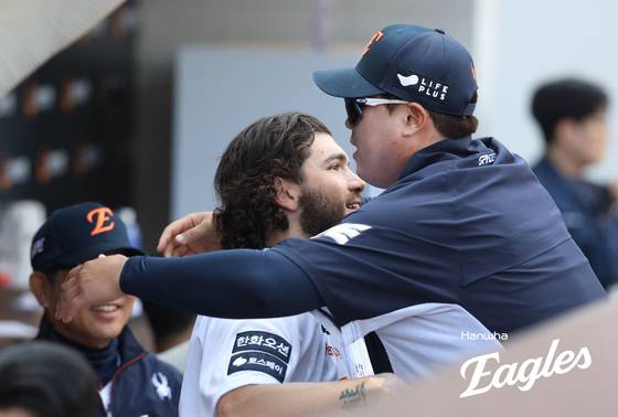 류현진이 보유했던 정규이닝 최다 탈삼진 기록(17개)을 깬 폰세와 그를 안아주며 축하하는 류현진. 사진 한화 이글스