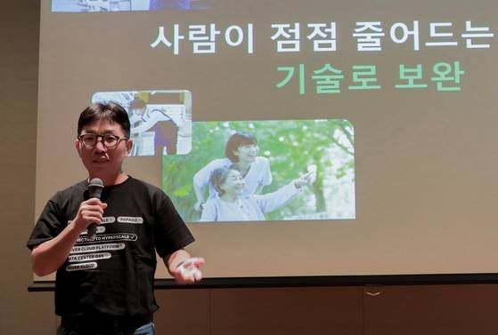 김유원 네이버클라우드 대표가 9일 일본 오사카의 한 호텔에서 일본 비즈니스의 향후 방향을 설명하고 있다. 사진 네이버클라우드