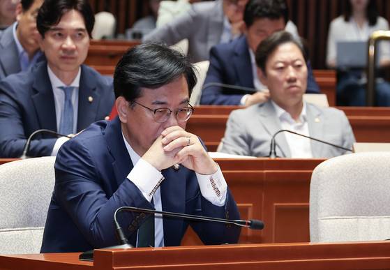 송언석 국민의힘 비상대책위원장 겸 원내대표가 9일 국회에서 열린 긴급의원총회에서 생각에 잠겨있다. 임현동 기자.