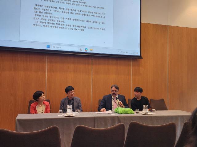 ▲ 엄태웅 고려대 교수가 최근 영국 에딘버러대학에서 열린 유럽한국학회 학술대회에서 차상찬 선생의 업적에 대해 소개했다. 왼쪽부터 발표자로 참여한 이해영 중국 해양대 교수, 엄태웅 고려대 교수, 박노자 노르웨이 오슬로대학 교수.