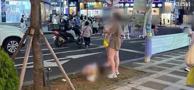 지난해 6월 제주시 연동에서 중국인 관광객으로 추정되는 남자아이가 화단에 용변을 모습. (온라인 커뮤니티 갈무리)