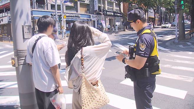 지난달 26일 제주시 연동에서 진행된 제주경찰청의 기초 질서 단속에 적발된 중국인 관광객들.