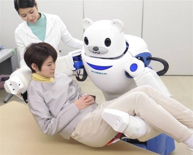 돌봄 로봇 '로베아'가 한 여성을 들어올려 침대로 옮기고 있다. 사진=연합뉴스