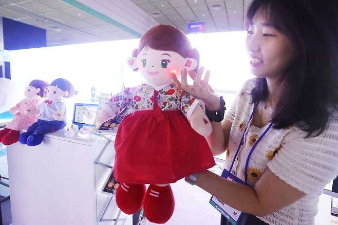 서울 강남구 코엑스에서 열린 2025 메타버스 엑스포에서 부스 관계자가 AI 돌봄 로봇 효돌을 소개하고 있다. /사진=연합뉴스