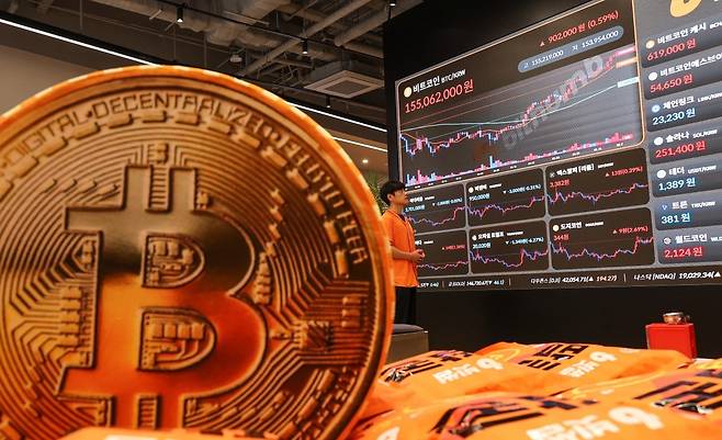 서울 서초구 빗썸라운지 강남본점 전광판에 비트코인 등 가상화폐 가격이 표시되고 있다./사진=한경DB