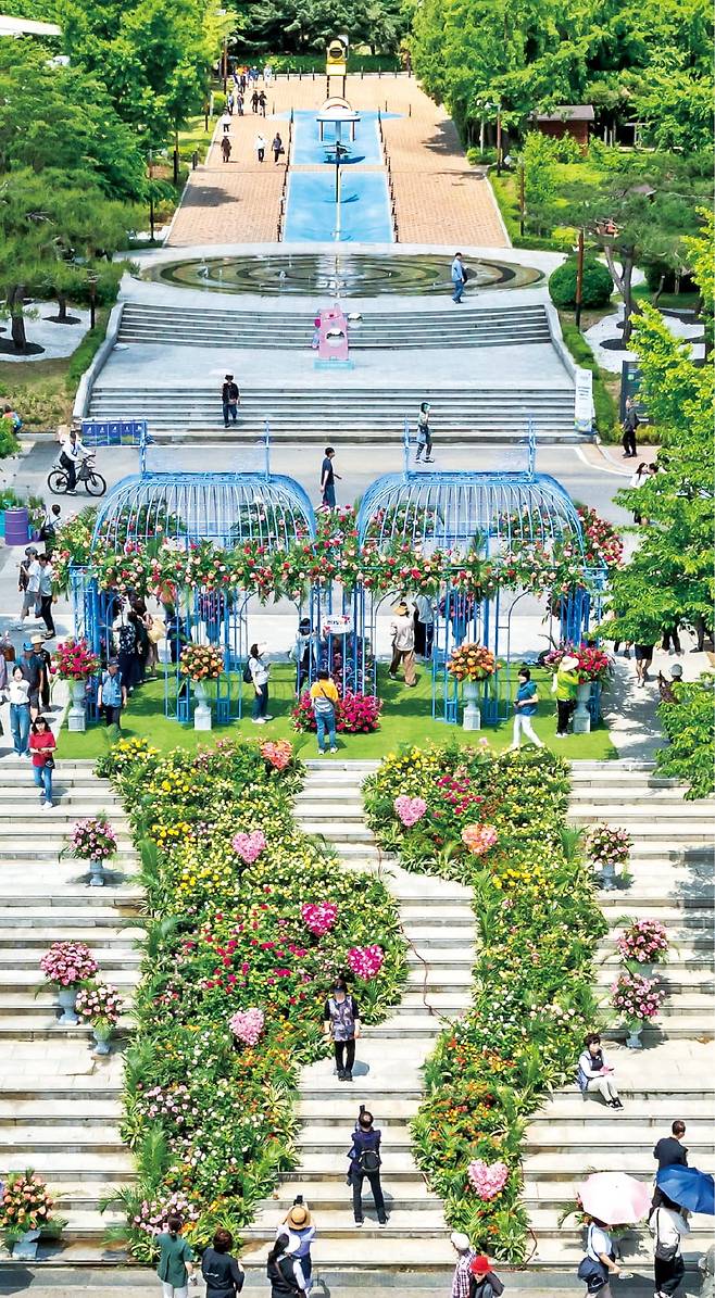 서울 신대방동 보라매공원에서 열리고 있는 서울국제정원박람회를 찾은 관람객들이 중앙잔디광장에 조성된 ‘장미 포토존’에서 사진을 찍고 있다.  서울시 페이스북 제공