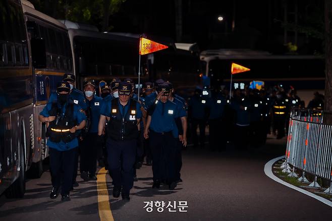 윤석열 전 대통령이 4개월 만에 재구속된 10일 경기도 의왕시 서울구치소 정문 앞으로 경찰이 투입되고 있다. 2025.7.10 이준헌 기자
