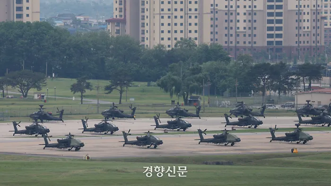 미국 언론이 미 정부가 주한미군 감축을 검토하고 있다고 보도한 23일 경기 평택시 주한미군기지 캠프 험프리스에 헬기가 계류돼 있다. 정효진 기자
