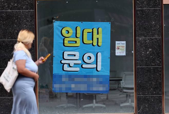 서울의 한 골목상권 상가에 ‘임대문의’ 현수막이 붙어있다. 연합뉴스