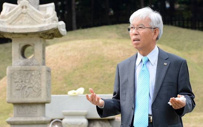 박기서씨가 2014년 10월21일 백범 김구 묘소 앞에서 안두희 살해 사건에 대한 심경을 밝히고 있다. 경향신문 자료사진