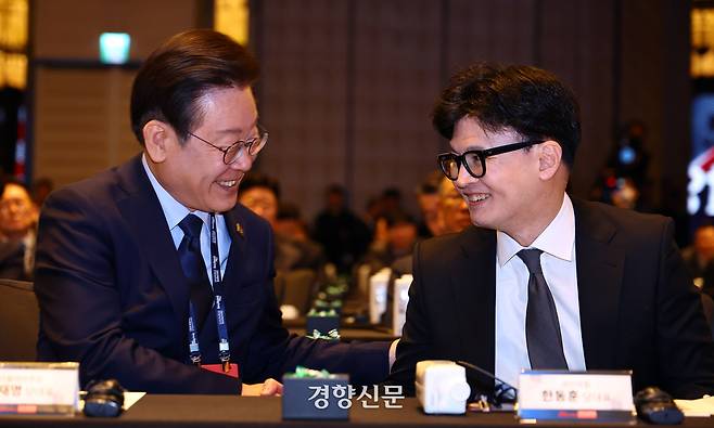 지난해 10월23일 이재명 당시 더불어민주당 대표와 한동훈 당시 국민의힘 대표가 서울 한 호텔에서 만나 대화하는 모습. 국회사진기자단