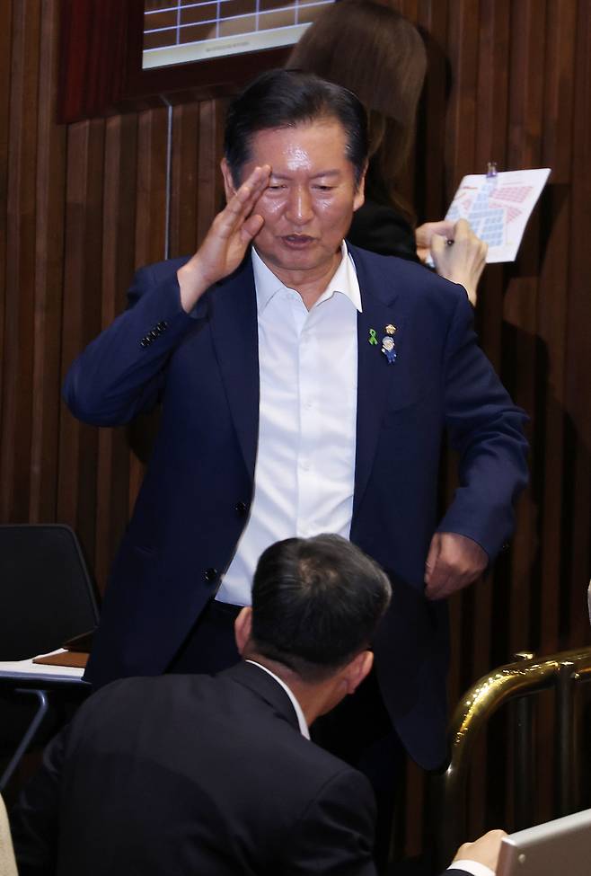 경례 인사 정청래 더불어민주당 의원이 10일 국회 본회의장에서 정성호 의원과 인사하고 있다. 연합뉴스