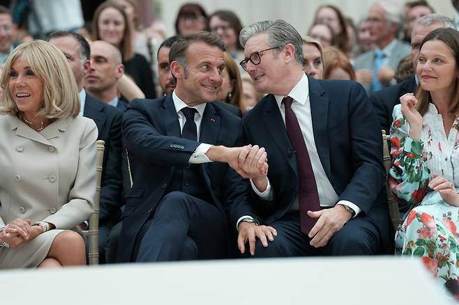 마크롱 프랑스 대통령(왼쪽)과 스타머 영국 총리가 9일(현지시간) 런던 대영박물관에서 열린 바이외 태피스트리 전시 임대 행사에서 악수를 나누고 있다. EPA연합뉴스