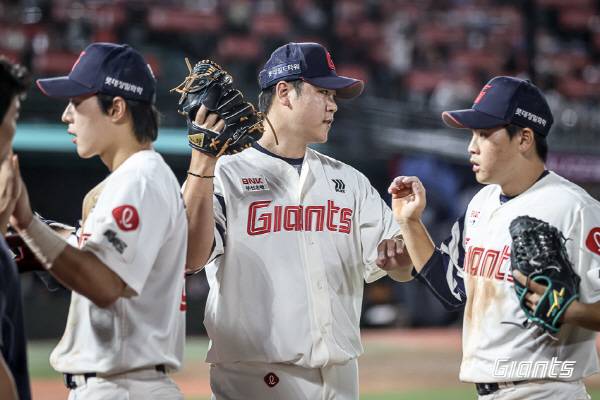 지난 9일 부산 사직구장에서 열린 두산과 3연전 두 번째 경기에서 심재민이 경기를 마친 뒤 선수들과 하이파이브를 하고 있다. 롯데 자이언츠 제공